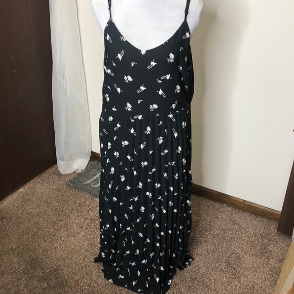 a new day Dresses & Skirts - A new day black floral print pleated dress size XL